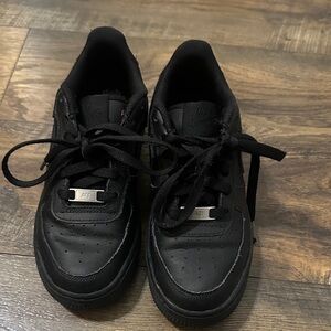 Nike Air Force 1 LE in a "Triple Black size 4.5Y